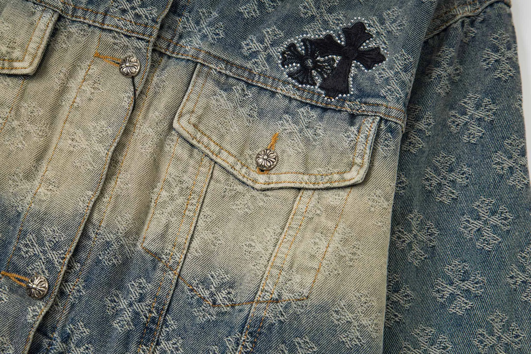 P340 Style No.: Y194 ChromeHearts heavy-duty steel-printed classic Sanskrit all-over jacquard hot-drilled denim jacket for men and women. New ChromeHearts Sanskrit printed custom fabric jacket. Gradient color wash, hot-drilled cross denim jacket on the back. A very heavy-duty one. The top is made of heavy weight. Presbyopia is suitable for early autumn outings. The denim fabric can be directly machine washed without deformation. Washing and distressing also give a sense of high-end. Power style wear, follow the photo and mirror. The gradient color is super high-end 💕 Each diamond shines with a unique light, as if telling a fashion story ✨ The steel-printed jacquard adds a three-dimensional and artistic sense, making this jacket instantly unique. Size:s m l xl